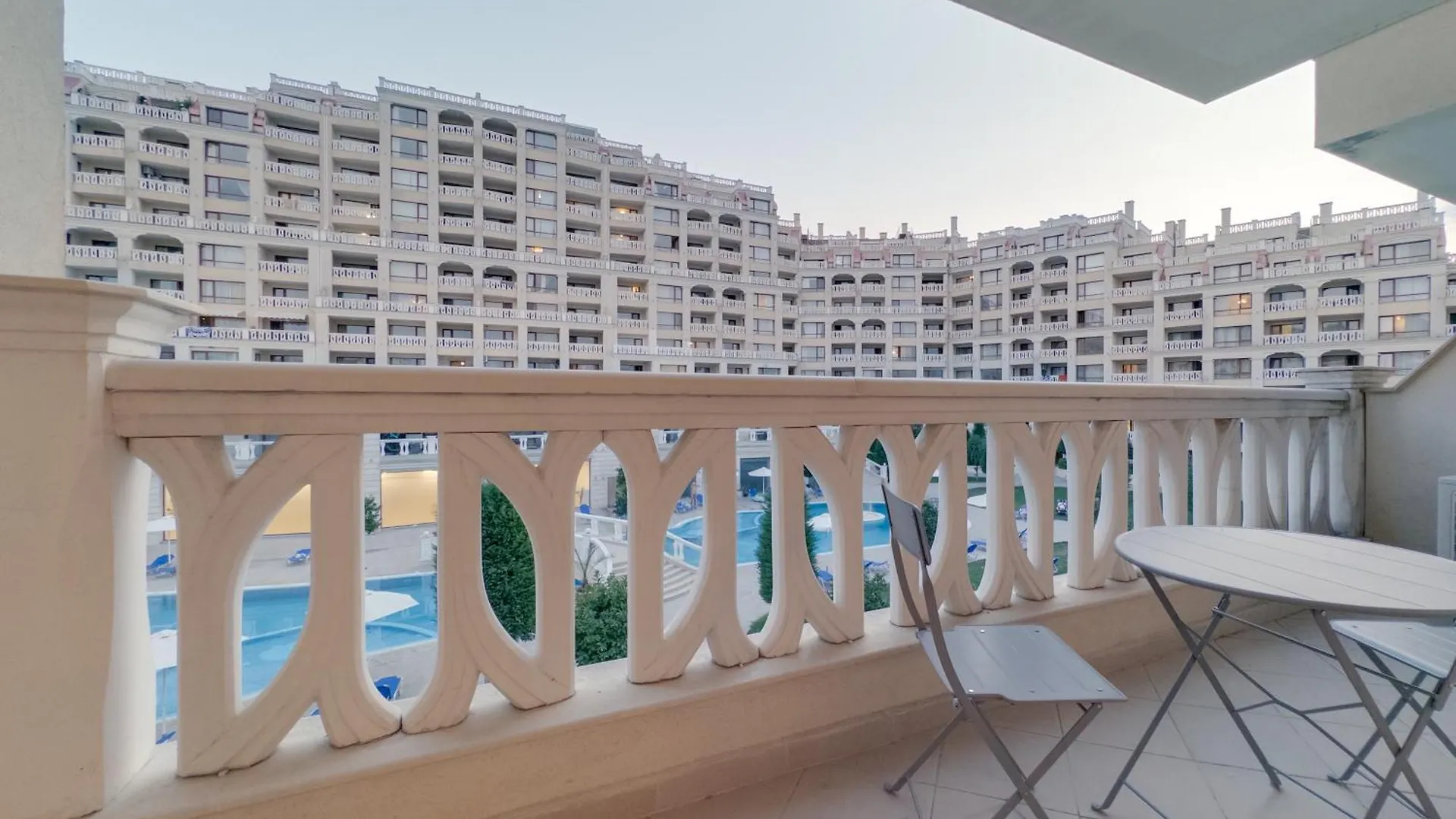 Ат Apartment - Pool View Varna Bulgaria